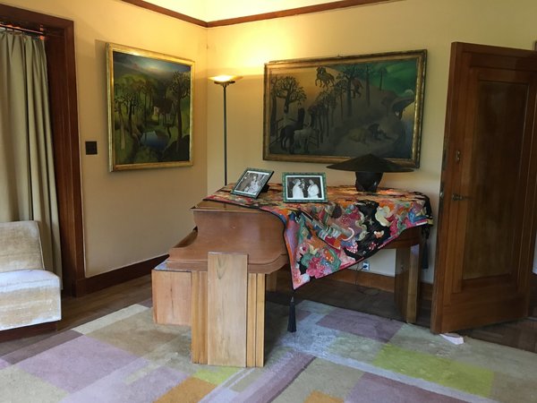 Le piano du salon, posé sur le tapis aux motifs géométriques colorés, telle une composition cubiste, n’a pas bougé !