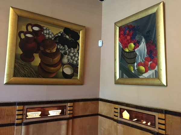 Dans la salle à manger, au-dessus des boiseries intégrant des vitrines éclairées en bandeaux pour accueillir des pièces de faïence, céramique et arts de la table, des tableaux du peintre Gustave van de Woestijne. David van Buuren a accumulé 32 tableaux de cet artiste gantois, mais aussi 5 siècles d’histoire de l’Art avec des maîtres flamands et italiens du XVème au XIXème siècle, dans sa maison de Bruxelles.