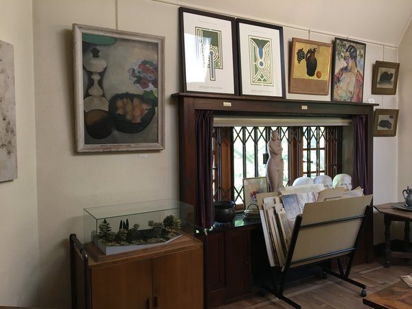 Dans l’atelier de David van Buuren, qui peignait pendant ses heures de loisirs, au-dessus de la fenêtre, deux œuvres de Jan Vercruysse, représentant respectivement le labyrinthe du plaisir masculin et celui du plaisir féminin.