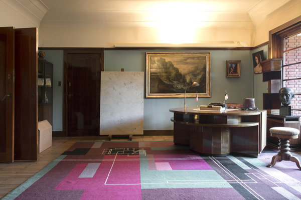 Dans le bureau de David van Buuren, une toile de Luca Vitone, artiste italien qui a précédemment laissé sa toile dans le jardin pour créer une surface à la texture particulière et unique.
