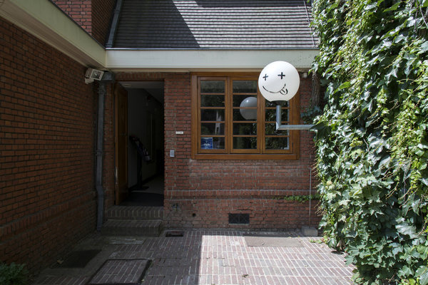 Devant la façade de la maison van Buuren, une œuvre clin d’œil humoristique au smiley, « Trickster» de Denicolai et Provoost.