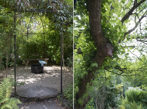 Dans le jardin, à gauche, sous la gloriette, une œuvre de Douglas Eynon intitulée « Un peu vague » et, à droite, accroché sur le tronc d’un arbre un masque en cuivre repoussé de Christophe Doucet, mi-ours, mi-loup, faisant référence à la retraite de l’artiste qui vit comme un ermite dans Les Landes.