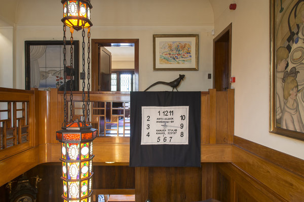 Dans la trémie de l’escalier et sur la rampe ajourée du premier étage, l’œuvre textile « Present Anti-Clock » de Erwan Maheo.