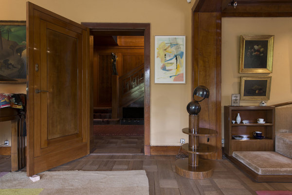 Emaillant la décoration de style Art Déco aménagée par des ensembliers belges français et hollandais, à droite de la porte, l’œuvre « Goofy » de Vincent Chenut.