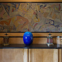 Devant une tapisserie Art déco, œuvre en verre « Hekiyu Renmonko » de Yoshiro Kimura.