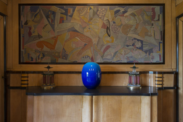 Devant une tapisserie Art déco, œuvre en verre « Hekiyu Renmonko » de Yoshiro Kimura.