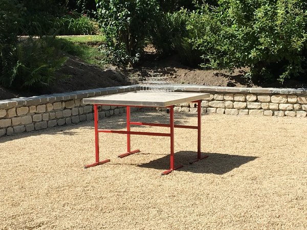 Dans la nouvelle partie du jardin restaurée où se trouvait autrefois le tennis, une œuvre de Christophe Terlinden en verre filé évoquant les architectures des bacs à sable et aires de jeux pour enfants.