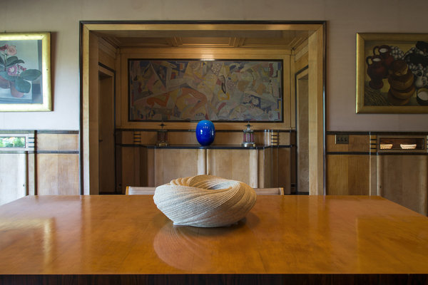Dans la salle à manger, au premier plan une œuvre du céramiste Takayuki Sakiyama devant une pièce en verre de Yoshiro Kimura.