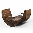 Le siège de conversation « Namoradeira » de Jose Zanine-Caldas a la particularité d’être signé deux fois à la base et de chaque côté du fauteuil.