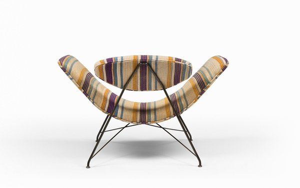 Arrière du fauteuil « Reversivel », création Carlo Hauner, vers 1953. Son tissu d’origine à rayures bayadères évoque les couleurs chaudes de l’Amérique latine. Collection privée, Brésil.
