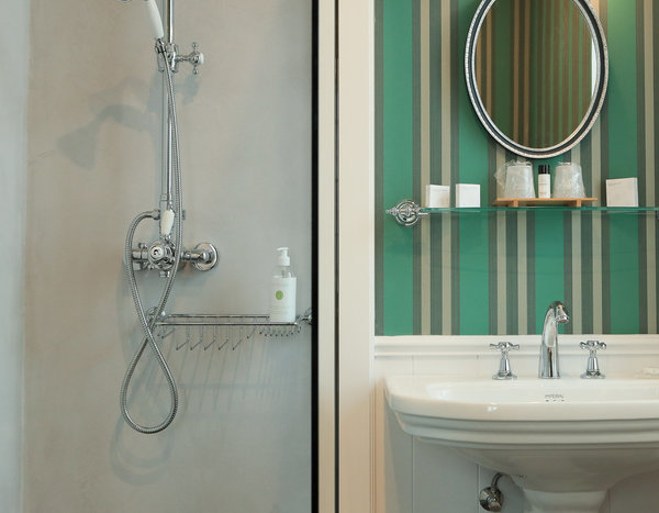 La salle de bains au charme rétro fait partie du concept dans laquelle chaque détail contribue au bien-être des hôtes.