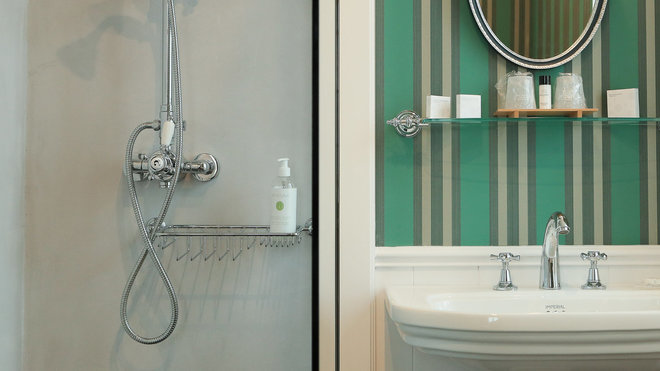 La salle de bains au charme rétro fait partie du concept dans laquelle chaque détail contribue au bien-être des hôtes.