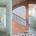 Dans le couloir sous les combles, on a conservé le charme de la pierre du château sur des murs blancs, décorés d’appliques discrètes et de gravures anciennes. L’escalier d’origine dessert les chambres sur trois étages.