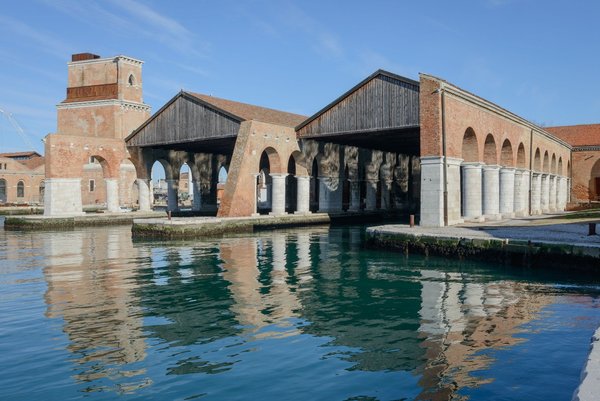Occupant 3000 m², les projets de la 16ème Biennale d’Architecture de Venise investissent les « Giardini », site traditionnel depuis 1895, mais aussi l’Arsenal et en particulier le « Gaggiandre », deux chantiers navals construits entre 1568 et 1573, dont certains dessins sont attribués à Jacopo Sansovino et donnent sur un grand quai interne.