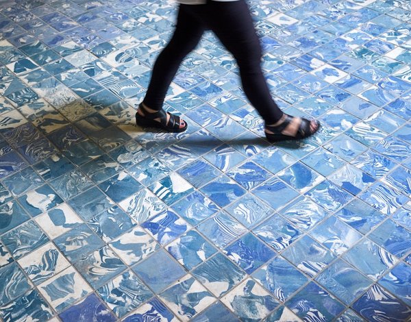 The Factory Floor, 2018. Sol en carreaux de terre cuite réalisé par Assemble. 16ème Biennale Internationale d’Architecture de Venise, Freespace.
