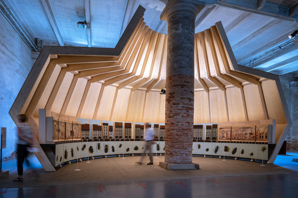 Introduzione all’architecttura, 2018. Structure en bois. Réalisation Mario Botta. 16ème Biennale Internationale d’Architecture de Venise, Special Section- The Practice of Teaching.