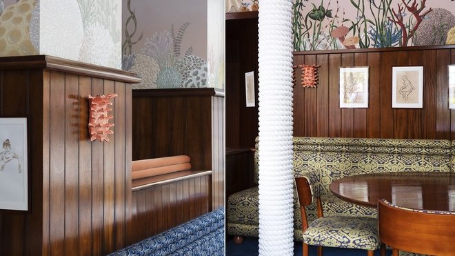 Les boiseries et lambris à lames larges composent un écrin chaleureux et contemporain pour les banquettes.