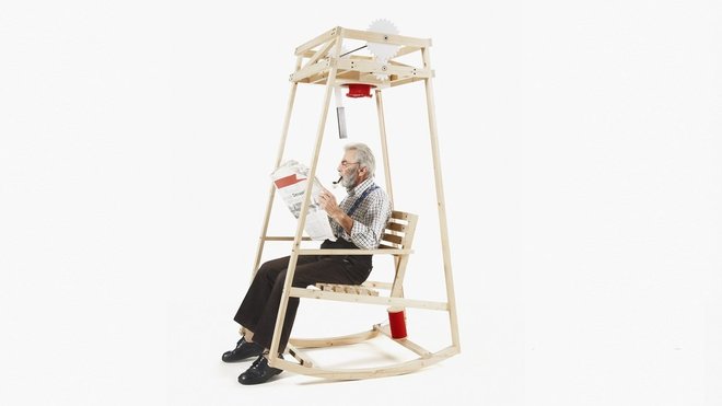 Rocking-Knit « Low-tech Factory », concept artistique mêlant design et humour et chaise à bascule qui transforme l’énergie cinétique du balancement en un mouvement actionnant une machine à tricoter permettant de réaliser un bonnet en laine. Une réflexion sur la paresse et l’art du « rien faire ». Création de l’ECAL, Damien Ludi et Colin Peillex.