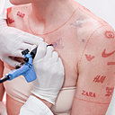 Tatouage des logos des marques « Fast or last », Lenka Vackova et Karolina Katmanova.