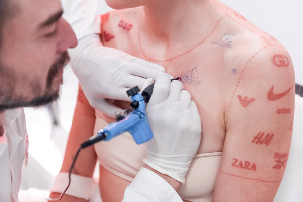 Tatouage des logos des marques « Fast or last », Lenka Vackova et Karolina Katmanova.