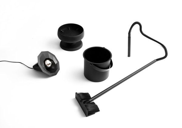 Aspirateur « Trou noir », projet Carte Blanche VIA en 2011 qui requestionne notre manière de consommer plus responsable en envisageant l’électroménager comme un moyen de nous sensibiliser à cette question, création Gaëlle Gabillet et Stéphane Villard, Studio GGSV.