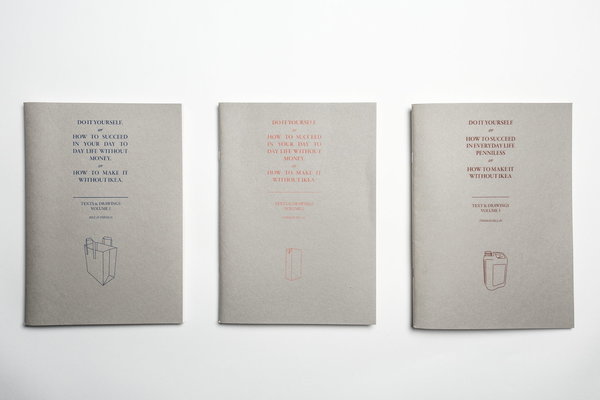 How To Make It Whitout IKEA, carnets qui réunissent tous les bons plans pour réaliser des objets utiles avec ce qu’on a chez soi, pour ne pas filer à la boutique du coin en catastrophe… Le designer récolte des idées, lorsqu’il rencontre des gens par exemple, ou ses propres expériences. Il fait des dessins, des schémas de modes d’emplois, de conception de ses objets, et ensuite il les sélectionne, les synthétise graphiquement et les réunit dans un recueil.