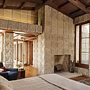 La maison dispose de 4 chambres et d’autant de salles de bains.