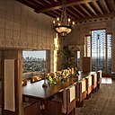 Ennis House témoigne que Frank Lloyd Wright a été l’un des premiers architectes à intégrer l’aménagement intérieur dans ses réalisations : mobilier, tapis, fenêtres, vitraux, portes, tables, chaises, dispositifs d’éclairage et éléments décoratifs, tout était conçu en amont avec le projet architectural.