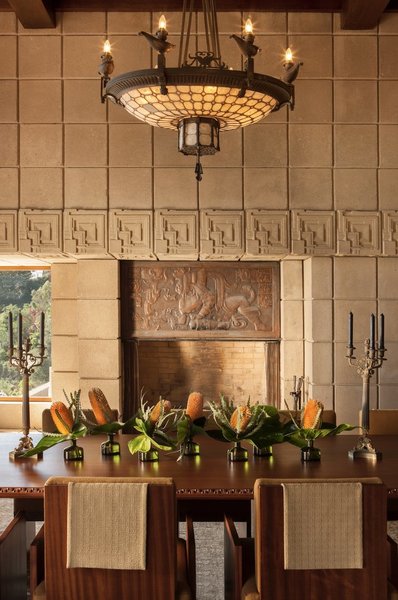 Dans cette maison, tous les éléments d’architecture intérieure dessinés sur mesure, comme la cheminée qui reprend le décor des blocs de construction, faisaient partie intégrante de la conception d’origine présentée aux premiers propriétaires.