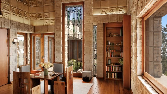 Frank Lloyd Wright a exploré, ici comme dans ses autres réalisations, les formes (ellipses, rectangles imbriqués, cercles, octogones, hémicycles, pour mieux laisser entrer la lumière du soleil) et les matériaux (acier, brique, bois, verre, ciment).