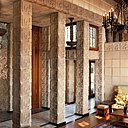 L’intérieur marie à merveille tous les matériaux et les formes pour composer un espace chaleureux et lumineux.