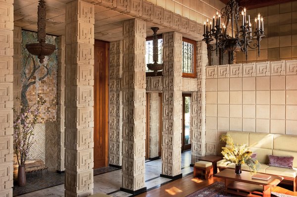 L’intérieur marie à merveille tous les matériaux et les formes pour composer un espace chaleureux et lumineux.