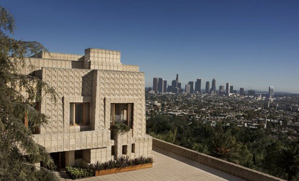 Le bâtiment est construit avec 27 0000 blocs de béton préfabriqué marqués de motifs en relief sur 3000 m². Il offre aussi une vue à couper le souffle sur Los Angeles.