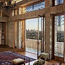 Les vitraux typiques de l’Art Déco tamisent et colorent la lumière sans assombrir les espaces.