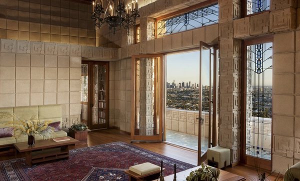 Les vitraux typiques de l’Art Déco tamisent et colorent la lumière sans assombrir les espaces.