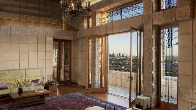 Les vitraux typiques de l’Art Déco tamisent et colorent la lumière sans assombrir les espaces.