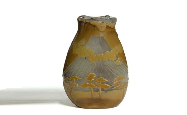 Vase « Mont Fuji », création François-Eugène Rousseau, Paris, vers 1884, musée des Arts décoratifs.