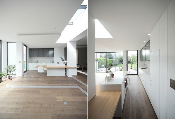 La cuisine est délimitée, au sol, par un podium. Les différences de niveau permettent à la lumière naturelle de se diffuser de façon optimale à l’intérieur. La crédence en zellige blanc apporte une texture particulière. Le plan de travail en quartz blanc s’accorde avec les meubles et l’îlot recouverts d’un revêtement mélaminé immaculé.