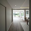 L’entrée est intégrée à la pièce de vie principale dotée d’une cheminée double face.