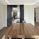 L’espace de la salle à manger est mis en relief, au sol, par un tapis de carreaux de ciment et, au plafond, par une gorge lumineuse.