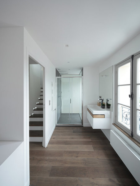 La suite parentale est dotée d’une salle de bains avec douche à l’italienne.