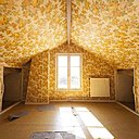 Avant les travaux, la villa d’origine faisait partie d’un groupe de maisons ouvrières classées, construites au début du XXème siècle. A l’intérieur, la décoration n’avait pas changé depuis les années 1970 : les chambres initiales en soupente, avec seulement 1,80 m de hauteur maximale au faîtage. Et des papiers-peints et sols souples très vintage.