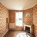 Avant les travaux, le salon d’origine étriqué et ses aménagements vétustes et désuets.