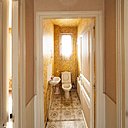 Avant les travaux, dans leur jus, toilettes et entrée avec une déclinaison de papiers-peints floraux typiques des années 1970.