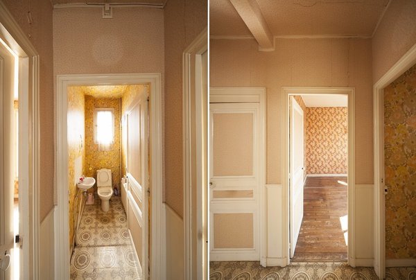 Avant les travaux, dans leur jus, toilettes et entrée avec une déclinaison de papiers-peints floraux typiques des années 1970.