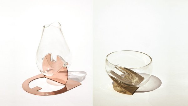 Vases à la forme contrainte par un élément en métal dans lequel ils ont été soufflés. Création Bold design.
