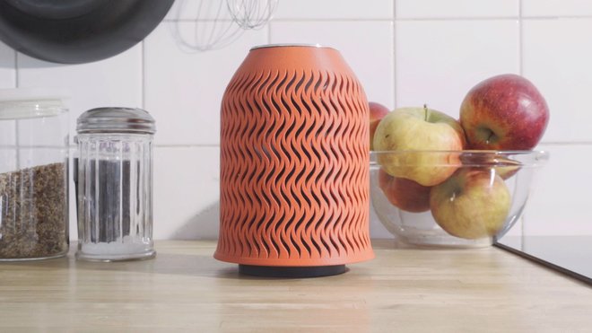 Autre déclinaison de l’enceinte lumineuse et sans fil bluethooth personnalisable OWA, fabriquée grâce à l’impression 3D dépôt de fil. Le son est modulable par un simple geste. Décor amovible décliné en 10 motifs et 12 couleurs. Création Bold design pour Armor.