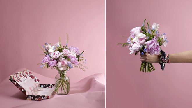 Bouquets printaniers Susie « The dreamer » à base de pivoines et roses dans un coffret au décor imprimé inspiré des dessins de David Hockney (création Mother of Pearl). Harmonie de teintes rose pâle et parsemée de Scabiosa qui exprime la romance, l’optimisme et l’espoir. 38 €, le bouquet.