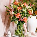 Bouquets le Harper de style shabby-chic avec des roses, des snapdragons roses, des alstroemerias ourlés d’un feuillage très délicat. 30 €, le bouquet. Bouquets le Harper de style shabby-chic avec des roses, des snapdragons roses, des alstroemerias ourlés d’un feuillage très délicat. 30 €, le bouquet.