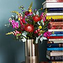 A gauche, le Lana, un bouquet tropical, débordant de craspedia jaune vif et de leucospermum rouge, inspiré par les couleurs des fêtes de l’Amérique du Sud tropicale, 33 €, le bouquet. Et à droite, Bouquet Nola « The Queen culture », une explosion de pivoines à la couleur rouge symbolisant la culture chinoise, l’honneur, le respect et la prospérité. 48 €, le bouquet. A gauche, le Lana, un bouquet tropical, débordant de craspedia jaune vif et de leucospermum rouge, inspiré par les couleurs des fêtes de l’Amérique du Sud tropicale, 33 €, le bouquet. Et à droite, Bouquet Nola « The Queen culture », une explosion de pivoines à la couleur rouge symbolisant la culture chinoise, l’honneur, le respect et la prospérité. 48 €, le bouquet.